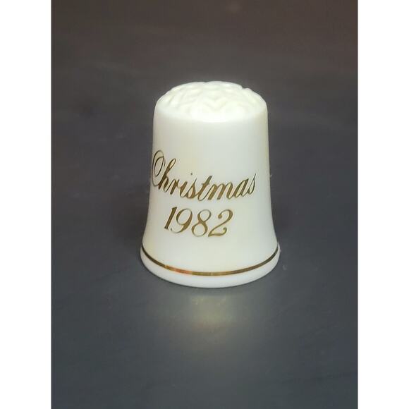 Vintage AVON Christmas 1982 Porcelain 1" Thimble - Picture 2 of 5